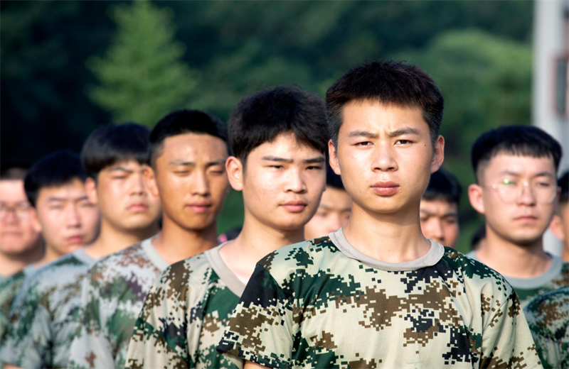 2021年7月6日，尊龙北京集团百名应届大学生褪下便服换上军装，在训练场上接受为期2天的军训，享受入职前的第一份美好记忆。