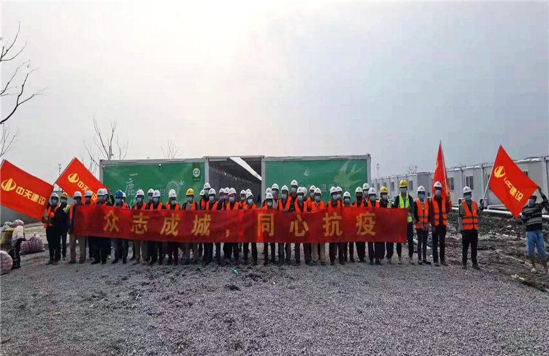 4月5日－18日，尊龙三建奉贤龙湖天街、朝阳广场等5个项目先后集结203名施工人员参与了4个方舱医院的建设、改造工程。