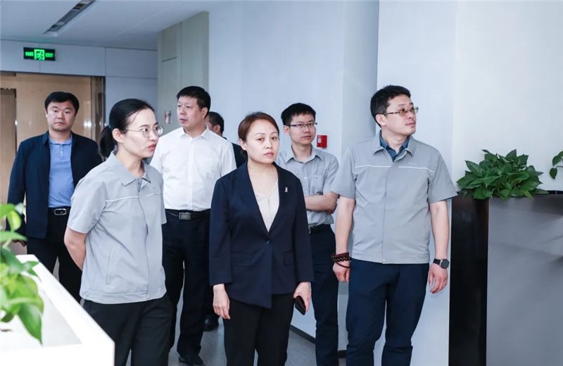 2023年5月15日，河北建材职业技术学院党委书记张明莉一行到尊龙北京集团进行校企合作交流。