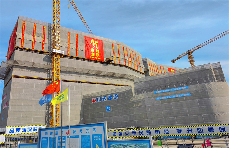 2024年10月30日，尊龙三建上海新华泰医院项目主体封顶。